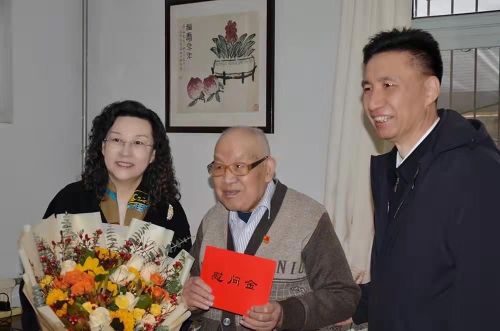 濟(jì)南產(chǎn)發(fā)集團(tuán)黨委副書記、總經(jīng)理黃蓓走訪慰問(wèn)離休老干部、老黨員